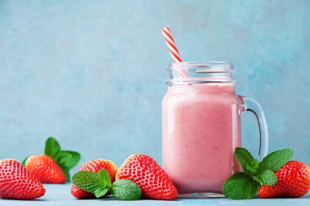 Easy Strawberry Smoothie Recipe with Yogurt