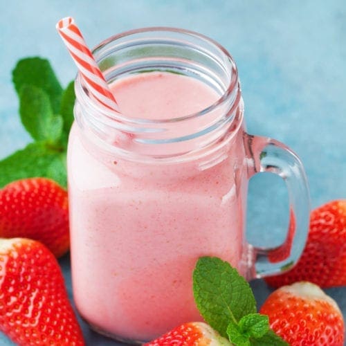 Easy Strawberry Smoothie Recipe with Yogurt