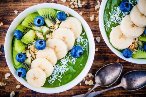 Green Smoothie Bowl Recipe (with Smoothie Bowl Toppings)