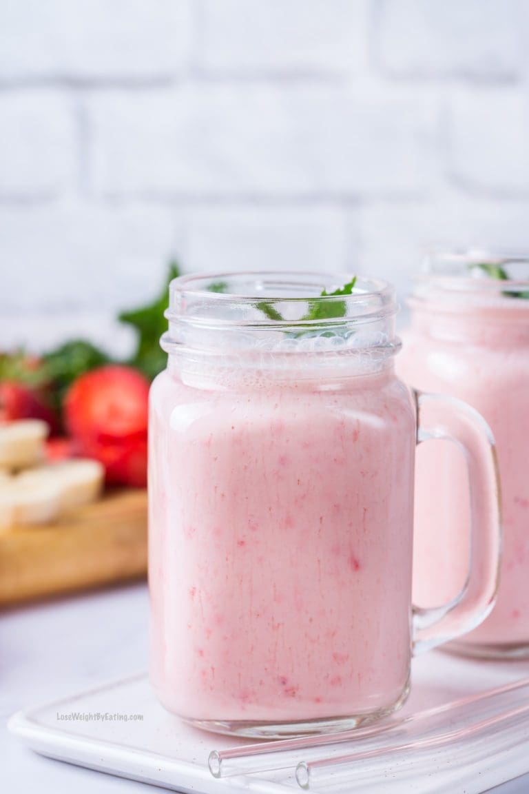 Low Calorie Strawberry Banana Protein Smoothie - Lose Weight By Eating